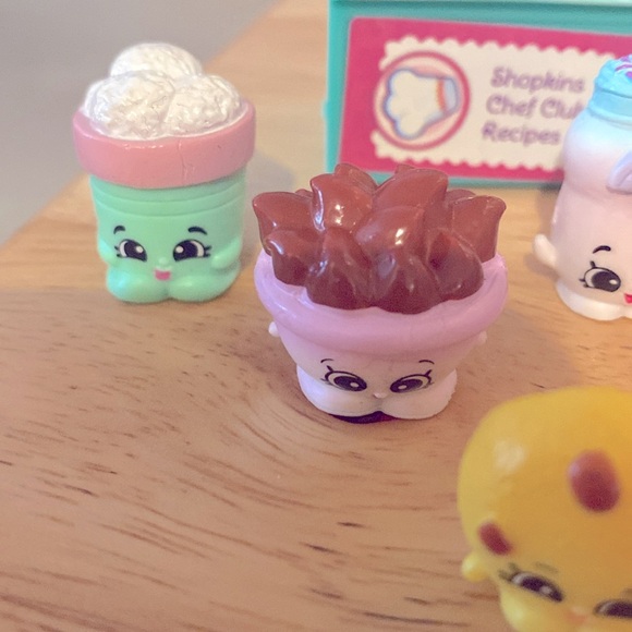 Shopkins Chef Club Making an Ice Cream Sandwich. - Picture 2 of 7